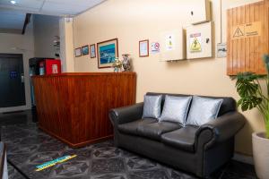 eine Ledercouch in einem Wartezimmer in der Unterkunft Hotel Terranort in Iquique