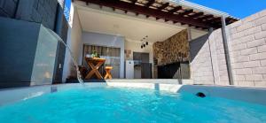 a swimming pool with a water fountain in a house at Cantinho Martins in Prado
