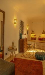 een woonkamer met een bank en een tafel. bij Riad Dar Ben Slimane in Marrakesh