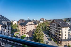 ズラティボールにあるApartment 5A bed & breakfast Zlatiborのバルコニーからの街の景色