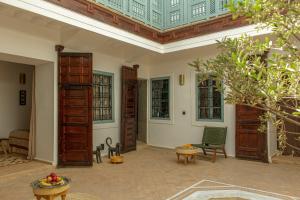een woonkamer met een grote kamer met een plafond bij Riad Dar Ben Slimane in Marrakesh