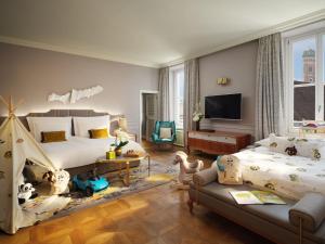 ein Schlafzimmer mit einem Bett, in dem sich ein Zelt befindet in der Unterkunft Mandarin Oriental, Munich in München