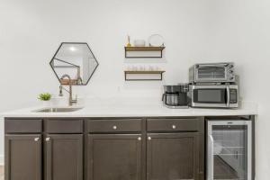 una cocina con fregadero y microondas en Village of SoWal B257, en Rosemary Beach