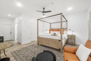 Un dormitorio con cama con dosel y una sala de estar. en Village of SoWal B257, en Rosemary Beach
