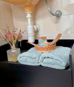 a bathroom with a basket on a towel and a sink at Aconchego em congonhas- CGH in Sao Paulo