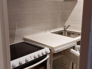 une petite cuisine avec un évier et une cuisinière dans l'établissement Appartement rénové 2 pièces à Val-d'Isère, balcon, animaux acceptés - FR-1-694-241, à Val dʼIsère 9 autres photos