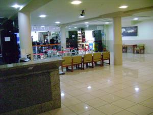 um restaurante com cadeiras e um bar num centro comercial em Bay Park Hotel Resort em Brasília