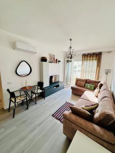 uma sala de estar com um sofá e uma mesa em Three above Sea apartment em Golem