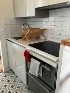 una cocina con una barra con una cesta. en One Bedroom Flat with Large Balcony overlooking the sea in an Art Deco building, en Saint-Lunaire 17 fotos más