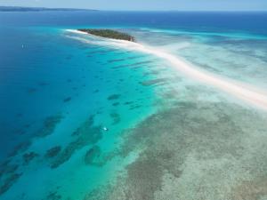AmpangorinanaにあるMakis' Valléeの青い海と珊瑚礁の島
