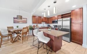 een keuken met houten kasten en een tafel met stoelen bij Laketown Wharf 1134 in Panama City Beach