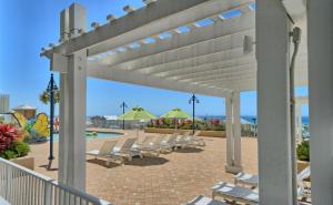 een rij ligstoelen op een patio met een zwembad bij Laketown Wharf 1134 in Panama City Beach