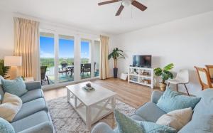 een woonkamer met twee blauwe banken en een tafel bij Laketown Wharf 1134 in Panama City Beach