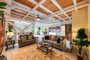 a living room with a couch and a table at Villa Harmonia in Potrero