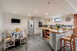 Kuchyň nebo kuchyňský kout v ubytování The Old Lavender Barn