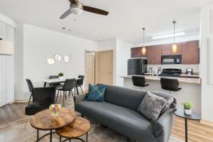 Dapur atau dapur kecil di Elegant Mid-Rise 2BR Near Everything
