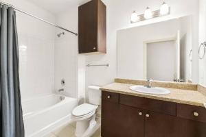 Bilik mandi di Elegant Mid-Rise 2BR Near Everything +18 gambar