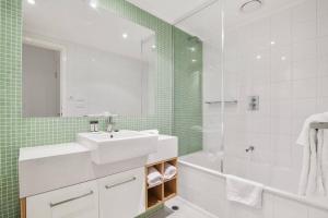 O baie la APOLLO BLUE 6 - modern waterfront apartment +6 fotografii