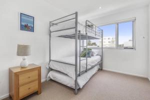 Un pat sau paturi într-o cameră la APOLLO BLUE 6 - modern waterfront apartment