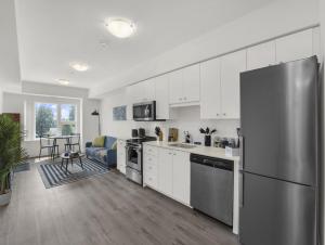 Dapur atau dapur kecil di Stylish 1BR Condo in Prime Location with Parking and Wi Fi