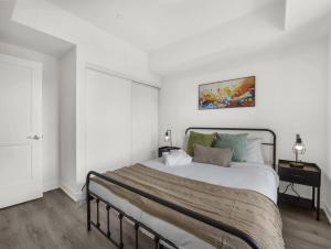 Katil atau katil-katil dalam bilik di Stylish 1BR Condo in Prime Location with Parking and Wi Fi
