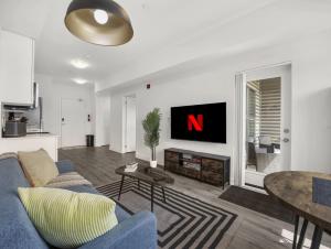 Televisyen dan/atau pusat hiburan di Stylish 1BR Condo in Prime Location with Parking and Wi Fi