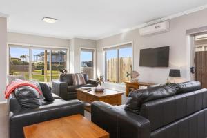 Μια τηλεόραση ή/και κέντρο ψυχαγωγίας στο Seal Haven - Central and minutes to the beach