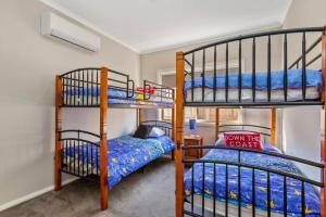 Ένα ή περισσότερα κρεβάτια σε δωμάτιο στο Seal Haven - Central and minutes to the beach