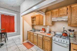 una cucina con armadi in legno e un piano cottura bianco con forno di Urban Comfort Nook - Walk to Overton Park a Memphis