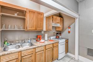 una piccola cucina con lavello e fornello di Urban Comfort Nook - Walk to Overton Park a Memphis Altre 10 foto