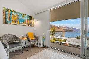 ein Wohnzimmer mit Blick aufs Wasser in der Unterkunft Lakeview Lookout - Studio Unit in Queenstown Airport