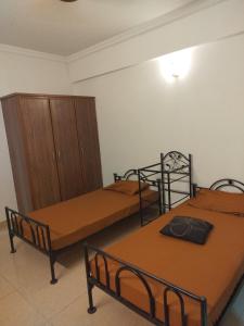 Postel nebo postele na pokoji v ubytování The Warmer Apartment Islamabad