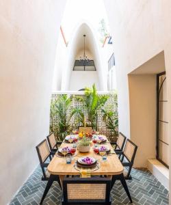una sala da pranzo con tavolo e sedie di The Greendoor Villa - Bogen, Lux, Pvt Pool, beach ad Assagao