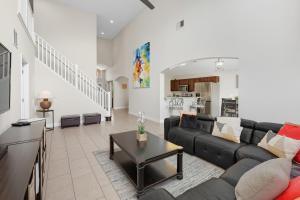 un salon avec un canapé et une table dans l'établissement Private Heated Pool Resort Near Parks Game Room, à Loughman