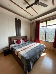 Ένα ή περισσότερα κρεβάτια σε δωμάτιο στο hotel maya jaisalmer
