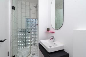 Ένα μπάνιο στο Cozy Studio with Lions Head Views +7 φωτογραφίες