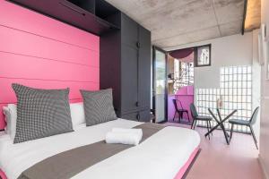 Ένα ή περισσότερα κρεβάτια σε δωμάτιο στο Cozy Studio with Lions Head Views