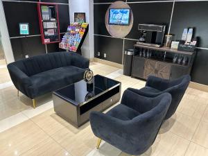 Una tienda con sofás y sillas y un televisor. en Hotel Richland LES, en Nueva York