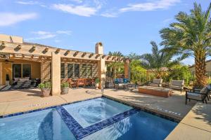 una piscina en un patio con una casa en Villa Barhi - A Mediterranean Palazzo, en Thousand Palms