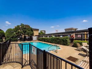 Bazén v ubytování Spacious Preston Hollow Condo nebo v jeho okolí
