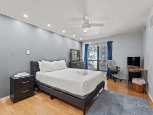 Postel nebo postele na pokoji v ubytování Spacious Preston Hollow Condo + 21 fotografií