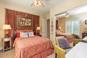 Un dormitorio con dos camas y un espejo. en Villa Barhi - A Mediterranean Palazzo, en Thousand Palms 67 fotos más