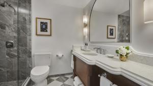 Koupelna v ubytování InterContinental Chicago Magnificent Mile by IHG