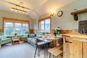 een keuken en woonkamer met een tafel en stoelen bij The Shack in Lessingham +18 foto's