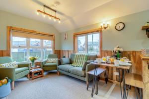 een woonkamer met een bank, stoelen en een tafel bij The Shack in Lessingham