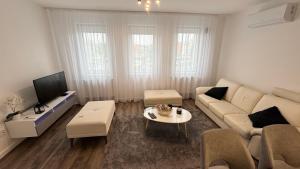 TV a/nebo společenská místnost v ubytování Z Apartman