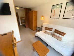 a living room with a white couch and a table at Les Chalets De Superd Gentiane - APPARTEMENT 6 PERSONNES EXPO SUD BALCON MAE-8654 in Le Dévoluy