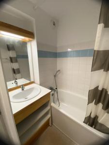 a bathroom with a sink and a tub and a mirror at Les Chalets De Superd Gentiane - APPARTEMENT 6 PERSONNES EXPO SUD BALCON MAE-8654 in Le Dévoluy