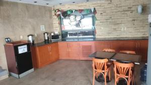 eine Küche mit Theke, Tisch und Stühlen in der Unterkunft Hotel los coloniales in Reynosa + 5 Fotos