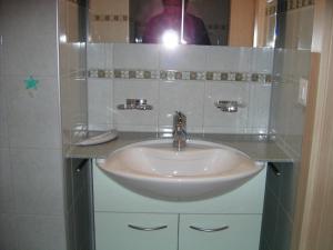 ein Bad mit einem Waschbecken und einem Spiegel in der Unterkunft Chalet Morgenstern in Sankt Stephan